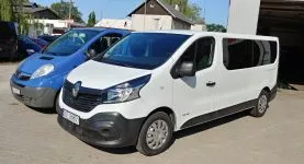 Busy do wynajęcia zaparkowane przed siedzibą firmy Sudacki Auto Serwis