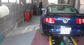 Samochód w trakcie badania technicznego w SKP Sudacki