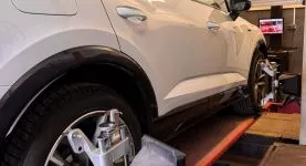 Samochód w trakcie geometri kół w Sudacki Auto Serwis
