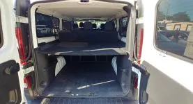 Wnętrze bagażnika samochodu do wynajęcia